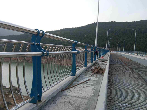 恩施不锈钢桥梁护栏的特点及其在桥梁安全中的重要作用