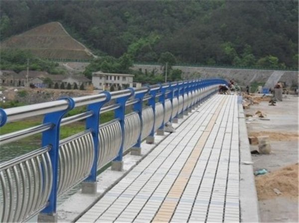 恩施不锈钢桥梁护栏的特性及其在现代建筑中的应用